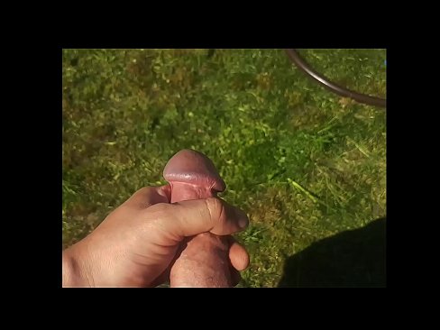 ❤️ Vroča lepotica dobi svojo rožnato pičko, ki jo jebe, in se zraven cmeri s curkom na poletnem vrtu ❤️❌ Porno na porno sl.gayasianporn.ru ﹏